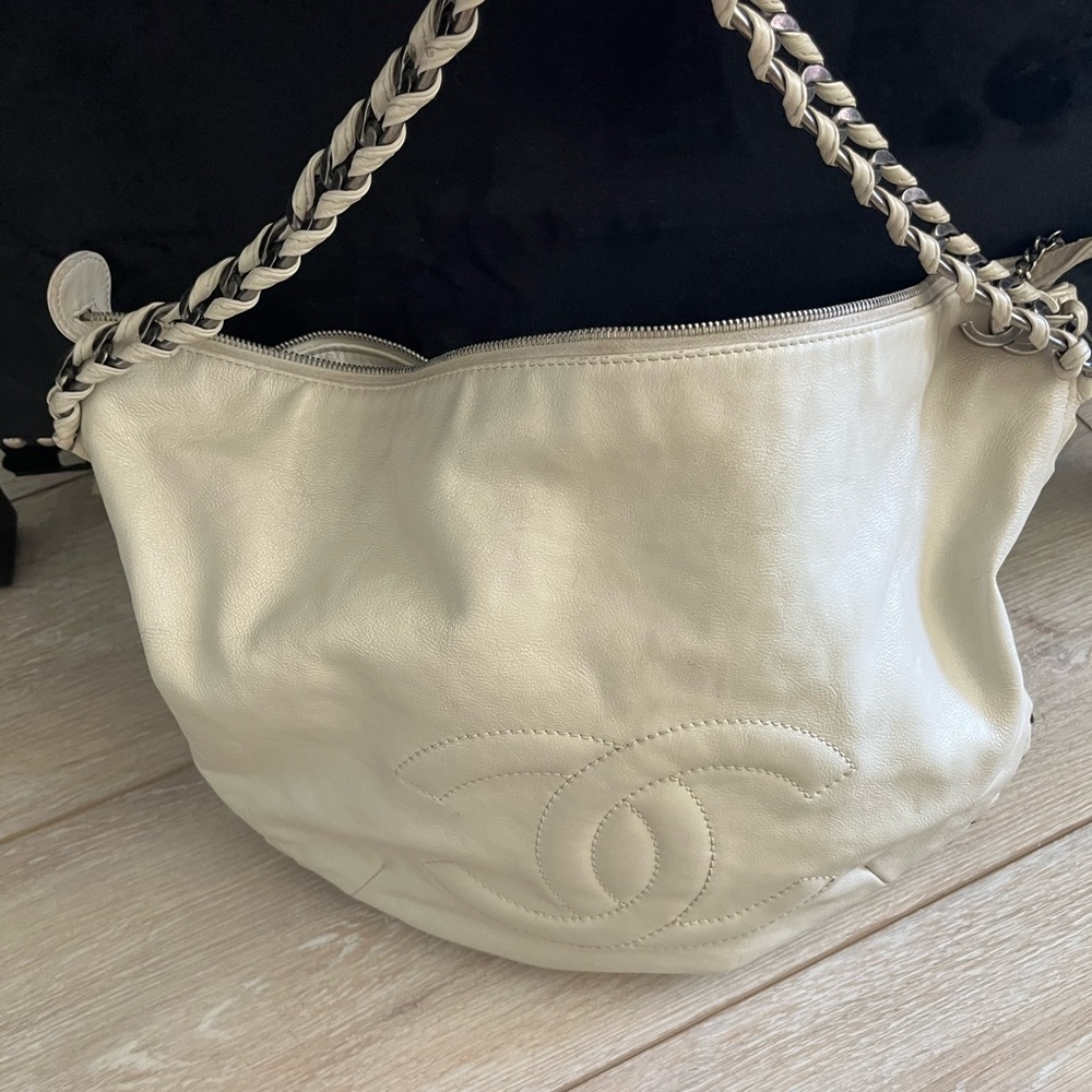 Authentic Chanel hobo bag, ivory.